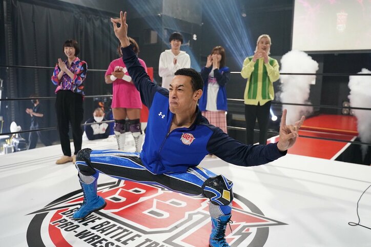 必殺技はドロップキックにスープレックス スタントなし！関口メンディーのプロレスラーっぷりに驚きの声 「身体能力がヤバすぎて唖然」『覆面D』