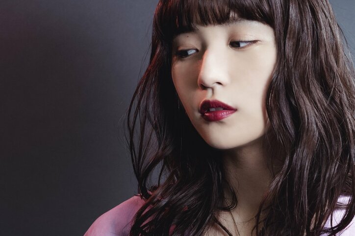 アイドルから女優に本格始動の浅川梨奈、嵐の夜の“ふんどし”アクションで人生初の体験