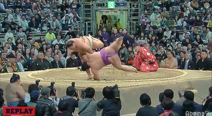 珍事! 投げられた嘉風より、投げた貴ノ岩が土俵下に吹っ飛ぶも2勝目