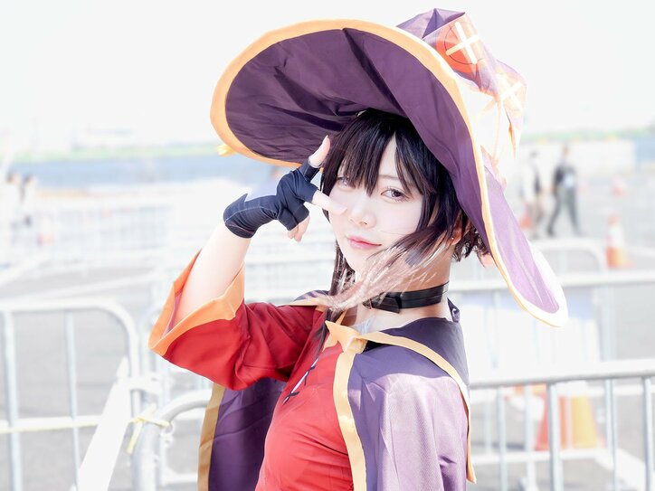 [Photos/Images] "Taking Photos Without the Hat Was Unexpected (LOL)" - Turning a Mishap into Charm with Megumin Cosplay from 'KonoSuba' 9th