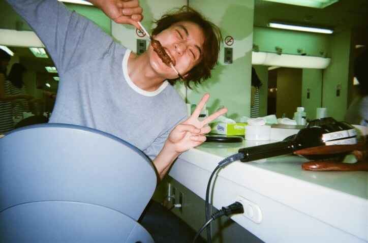 「最高に可愛い癒しキャラ」小関裕太、五平餅にかぶりつくキュートな姿を披露