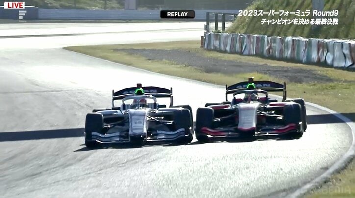 「当たってるwww」日本最速レースで新人とベテランが“超接近”接触バトル！ タイヤ同士が触れるアツい争いに反響