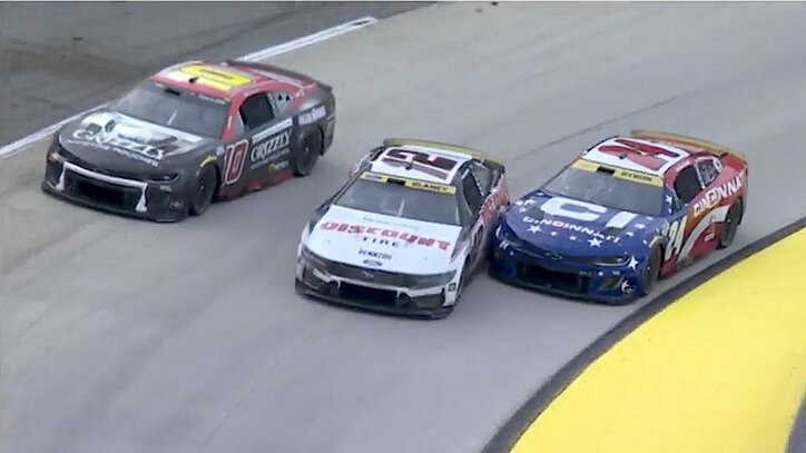 【写真・画像】衝撃！優勝争いで「弾き飛ばした」 一瞬の隙を突く“強引すぎる”首位浮上に「こじ開けた」「やり返せ！」ファン大熱狂　1枚目