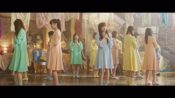 けやき坂46、カラフルな衣装で新曲「それでも歩いてる」MVを美しく彩る 2枚目