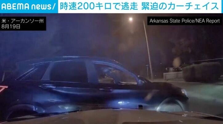 前を走る車の後部に勢いよくぶつかる瞬間