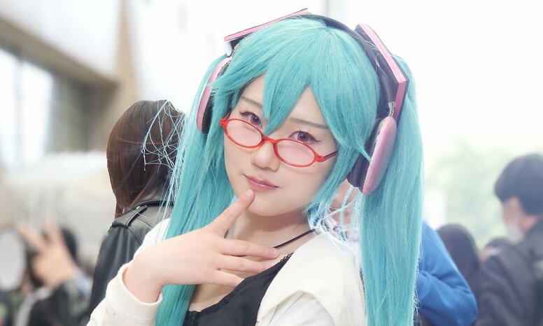 "Hatsune Miku Cosplay as 'Heisei Anime Otaku' - Focusing on Expressions and Posing to Convey a 'Little Devil' Feel"