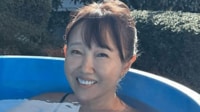 工藤夕貴(53) 水着姿で水温9度の水風呂へ「手と足がめちゃめちゃ痛いです」