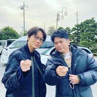 人気俳優・綾野剛と雷電ポーズ！萩原聖人、チームメイトの大活躍に「次は俺が頑張ります！」