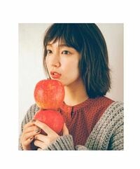 吉岡里帆、りんごを手にした写真に反響「可愛さ半端なさすぎ」