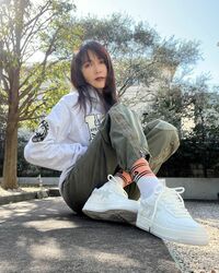 「お洒落でキマってる」「リップがとてもセクシー」工藤静香のカジュアルコーデ＆バーガンディメイクにファン絶賛