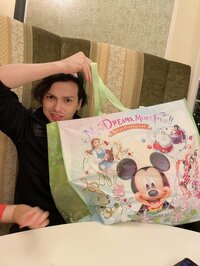 アレクサンダー『ディズニーグッズのおみやげ屋さんで爆買いするのんちゃん』