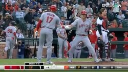 「トラ兄ナイスホームラン！」大谷翔平、久々快音のトラウト迎えガッチリタッチ 自身も引き締まった表情見せる