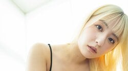 麻倉瑞季、最強肉感ボディで放つ“不可避の必殺コンボ” 『旬撮GIRL Vol.28』誌面カット公開