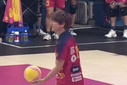 これは絶対拾えない… 男子バレーで斬新すぎる始球式 背負われたリベロに「エンタメすぎる」