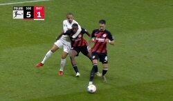 批判殺到！「退場だろ」「何やってんの？」 背後から首を絞める暴力行為が起きた瞬間 大量失点した不甲斐ないパフォーマンスにストレスか？ 物議を醸した超危険プレー