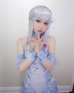 人気コスプレイヤー・小木曾AYA、「リゼロ」エミリアに扮した美麗ドレス姿にファン「マジ天使」