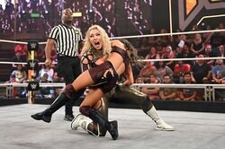 これは効く…“恵体”女子レスラーの「腹にケツ」攻撃に大悶絶…フルスイングのヒップアタックが“めり込んだ”瞬間