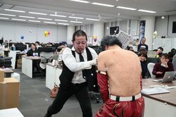 「怒られたけど反省しない。いつか限界に挑戦」　葛西純vs木高イサミのハードコアマッチ実現！CA路上プロレスでオフィスが戦場に