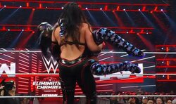 背中“ばっくり”のデカ女レスラー、衝撃技に放送席ドン引き 「なんてパワーだ…」