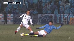 「は？これでイエロー？」スライディングをめぐる判定にファン怒り「ボールにいってるし」「むしろ踏まれてる」ピッチでは選手同士の激しいどつきあい勃発