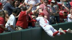 大谷翔平の同僚ウォード、ファールボールを追いかけフェンスに激突　ファンにボールも取られ散々な姿にSNS上で心配の声