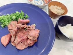  アレク、妻・川崎希が凄い食欲で完食した料理「また焼きます」 