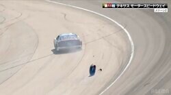 何かが飛び散った！ レース中に突然タイヤが外れる戦慄シーン…タイヤは「ボロボロ」視聴者仰天のアクシデント勃発