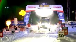 世界最速ラリー車が“夜空を舞う”ド迫力光景に観客釘付け！ 「超豪快」ビッグジャンプの瞬間