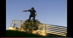 超危険な挑戦！巨大すぎる階段の手すりを滑るスケートボーダー