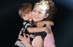 村重杏奈のイケメン弟・匠真くんがシークレット出演！手を繋いでの仲睦まじいランウェイに 「めっちゃイケメン」「これはかわいいわ」会場大歓声