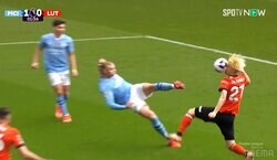 「ワースト級だ！」橋岡大樹の“顔面直撃オウンゴール”に海外のメディアやサポーターは辛辣…「独力でルートンを降格させるだろう」「３試合で２回目だ」「なんてことだ」