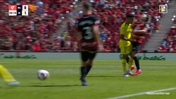 あぶねえだろ！浅野拓磨に“進路妨害”の危険なショルダータックル　「顎跳ね上がってたぞ」顔面強打で倒れ込み足をばたつかせて悶絶の瞬間