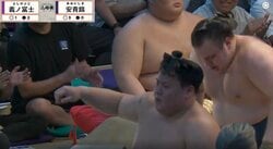 全勝・安青錦に土…驚異の大逆転劇に「あの体勢から」「右手一本かよ」驚きの声 負けた安青錦も呆然