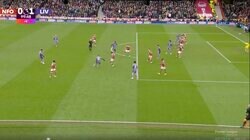 「もはや暴力」「怖っ…！」エグすぎる腕力で相手DFを潰した瞬間　常人離れしたパワーでオフサイドラインを下げた！ “世界最高DF”が劇的決勝弾を生んだ隠れた好プレー