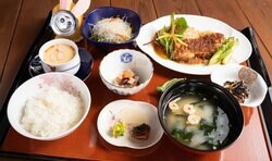 佐賀対局“勝負めし”はスタミナ重視 藤井聡太王将は「金星豚のロースト」、羽生善治九段は「うなぎの蒲焼丼」／将棋・王将戦七番勝負第6局