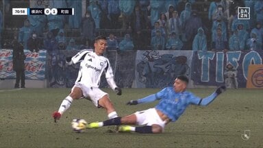 「は？これでイエロー？」スライディングをめぐる判定にファン怒り「ボールにいってるし」「むしろ踏まれてる」ピッチでは選手同士の激しいどつきあい勃発