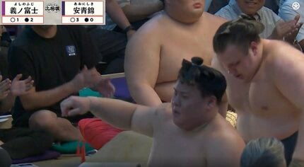 全勝・安青錦に土…驚異の大逆転劇に「あの体勢から」「右手一本かよ」驚きの声 負けた安青錦も呆然