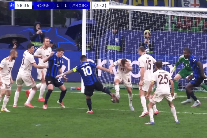 人間離れ！インテル10番の“超反応ゴラッソ”にSNS騒然「振りが速すぎる」「バケモノだ」「どうやってんの…」 3枚目