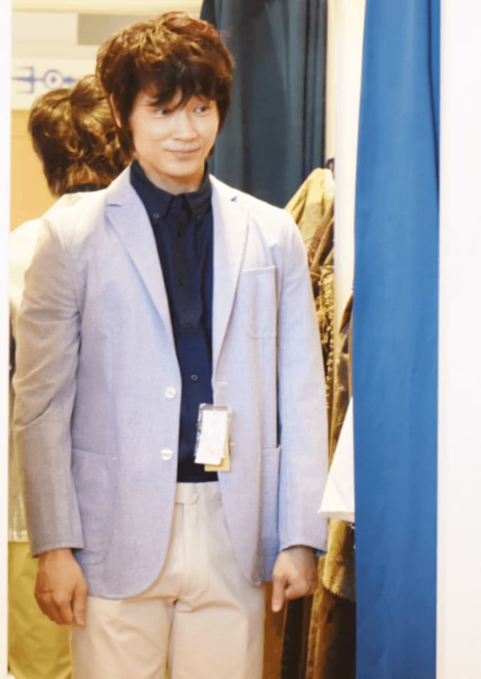 綾野剛、試着シーンを公開　キュートな表情にファン反響 2枚目