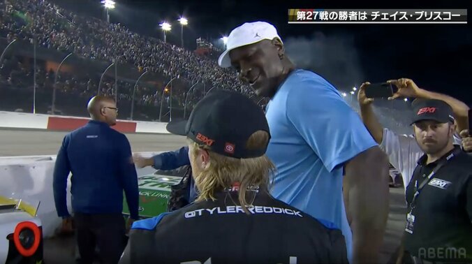 サーキットに現れたマイケル・ジョーダンがデカすぎる！ 62歳の“近影”に「比べるとあまりにも小さな…」人気レーサー讃える姿が話題 2枚目