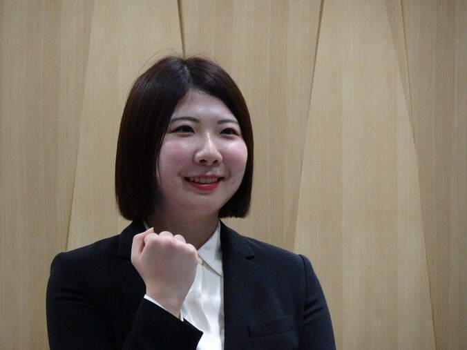 晴れやかな表情でガッツポーズを見せる西山女流四冠