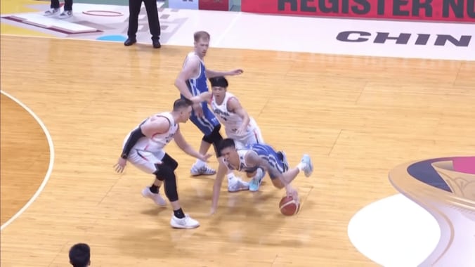 「味方やないかい！」“衝撃の誤審”に唖然…台湾選手同士が接触→日本のファウル判定「なんやこの審判」「雰囲気で笛を吹くな」【バスケＷ杯予選】 4枚目