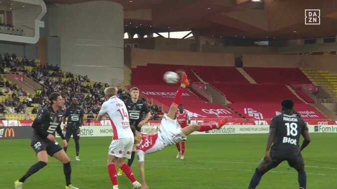 【映像】背面跳び横捻りバイシクルシュート