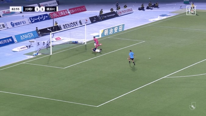 「なにやってんだ…」J1リーグの“衝撃オウンゴール”にファン騒然！「焦りすぎ」「歴史に残る映像」「全員ズコーッだわw」痛恨すぎたオーバーヘッド失敗の瞬間 3枚目