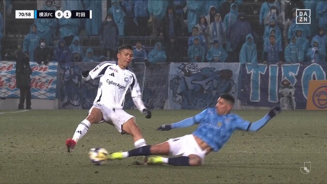 【映像】“際どいスライディング”巡り選手同士がどつきあい