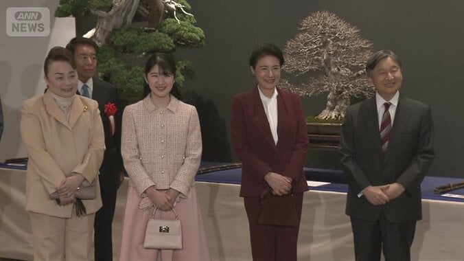 【写真まとめ】愛子さまはピンクのツイードジャケットをお召しに　雅子さまはワインレッドのパンツスーツで　信子さまもにこやかに【天皇ご一家と信子さま　国風盆栽展を鑑賞】 1枚目