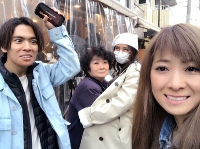 岡田結実、家族4人で焼肉へ　イケメン兄は変顔連発 2枚目