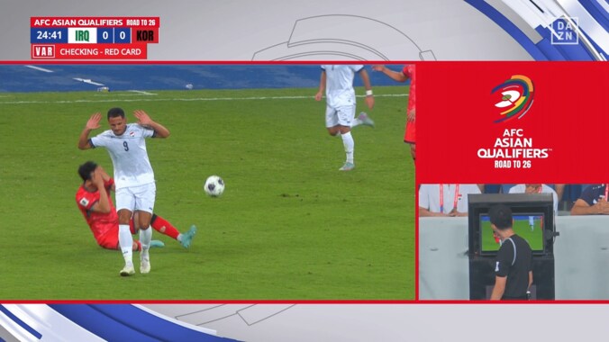 衝撃の残忍プレー！ 韓国代表DFの“顔面”を足裏で削る…イラク代表FWに怒号殺到「恐怖だ」「まるでUFC」「代表から追放しろ」「当然のレッドカード」 4枚目