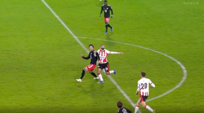 「ゴツすぎる」伊藤洋輝、目を疑う“まさかの光景”「すげえw」「強いな」相手エースを“強靭フィジカル”で圧倒「吹っ飛ばしたな」 2枚目