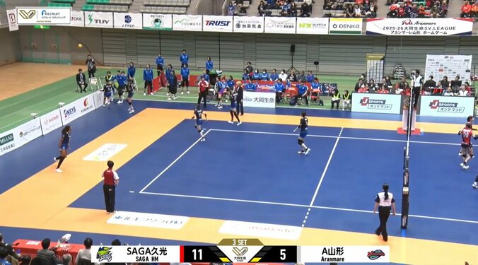 危ない！ 女子バレー、ボールガールを直撃から守ったベンチ選手 カメラが捉えた咄嗟の行動が紳士的 4枚目